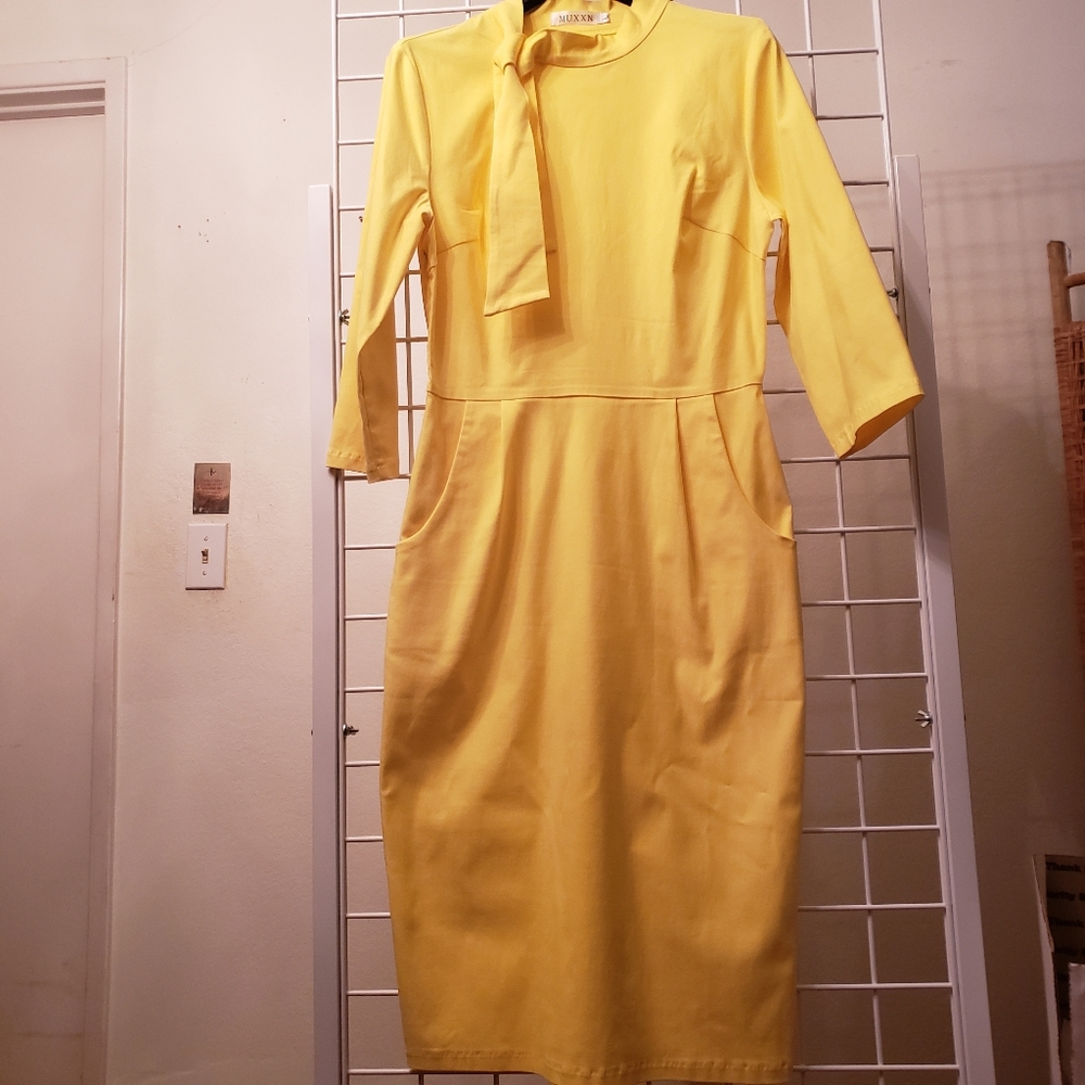 Muxxn Classic Vintage Style TieNeck Cocktail Dress